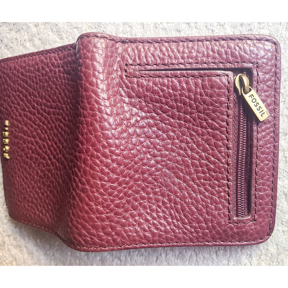 Fossil Genuine Leather Pebbled Burgundy Bi-fold Wallet Compact Women’s Accessory - Picture 2 of 3